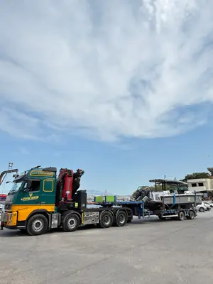 Γερανοφόρο όχημα Βιβιλάκη με νταλίκα μεταφοράς σκαφών σταθμευμένο στο λιμάνι
