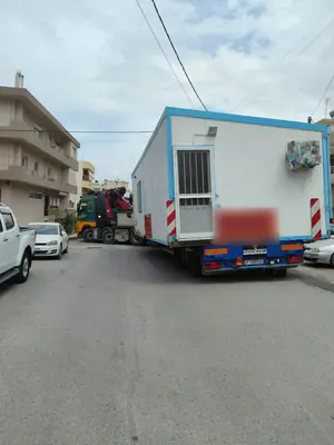 Μεταφορά προκατασκευασμένου οικίσκου εργοταξίου με πλατφόρμα σε αστικό δρόμο